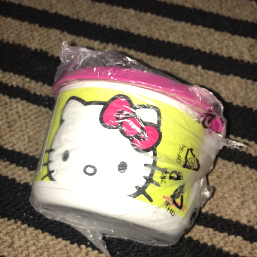 Hello kitty Tupperware ๐ - Picture 4 of 6